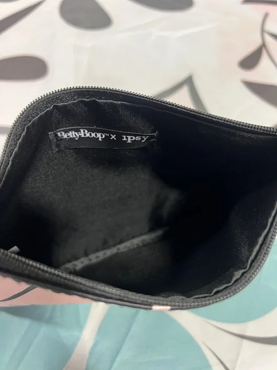 Betty Boop Black and Pink Heart Zip Pull Pouch - Picture 6 of 9